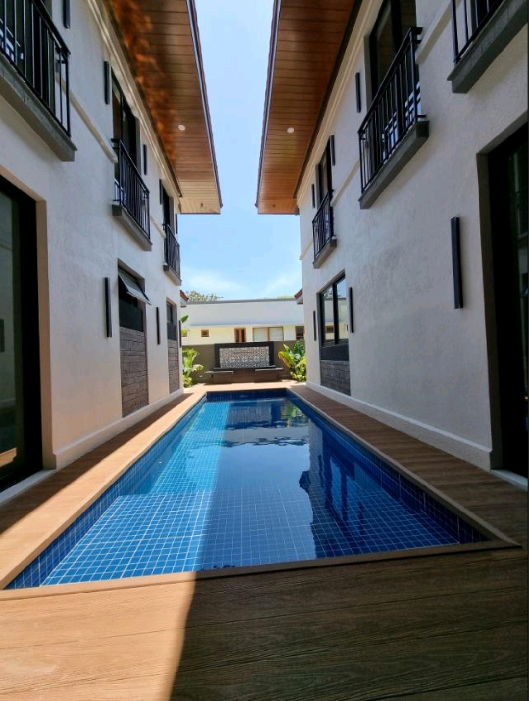 Private courtyard swimming pool between the residence wings
