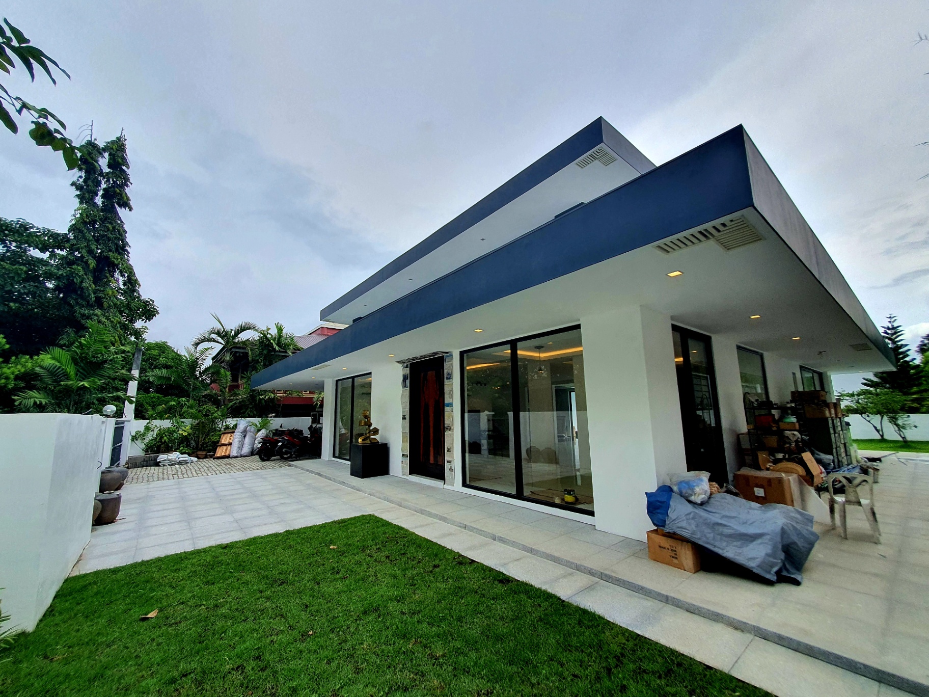 Contemporary front facade with floating roof and glass walls