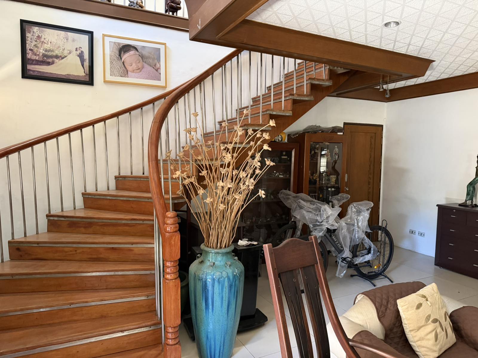 Sweeping curved staircase to the second floor