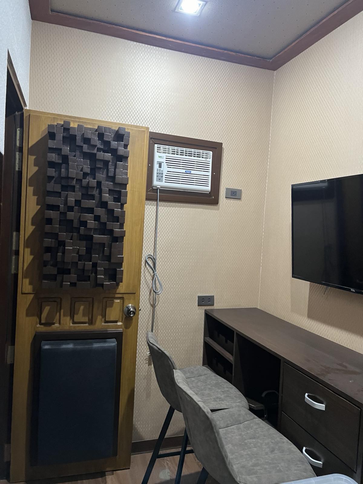 Studio that converts into a senior's den with bathroom