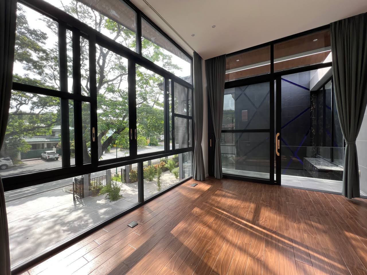 Interior opening to the garden through wide glass doors