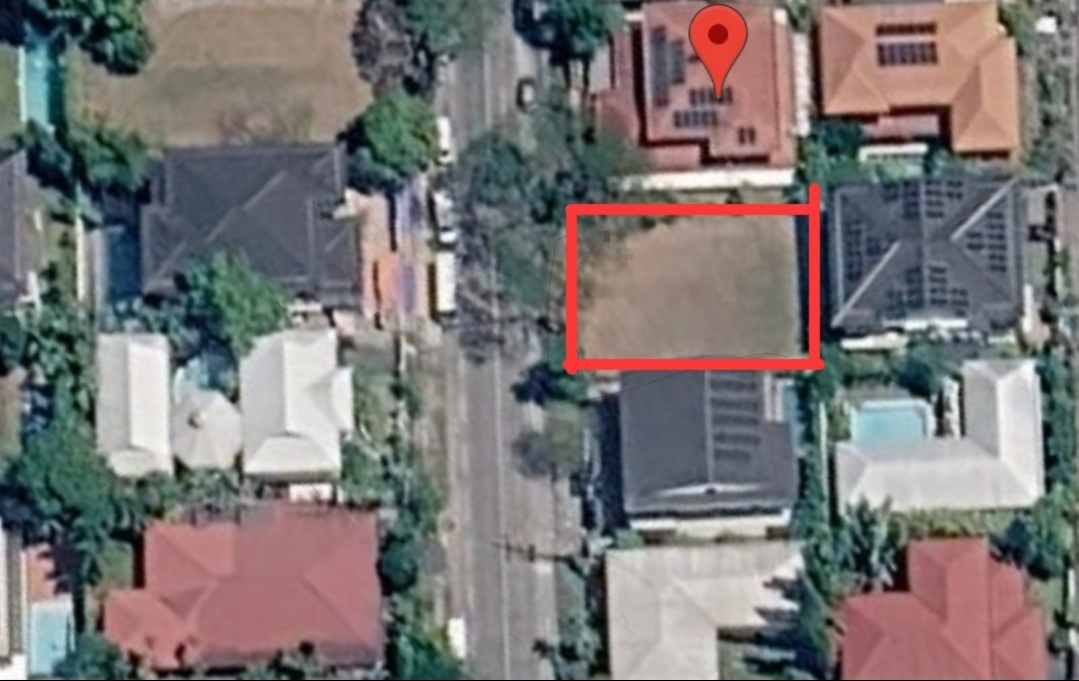Aerial view of the 540 sqm lot outlined among Ayala Alabang residences