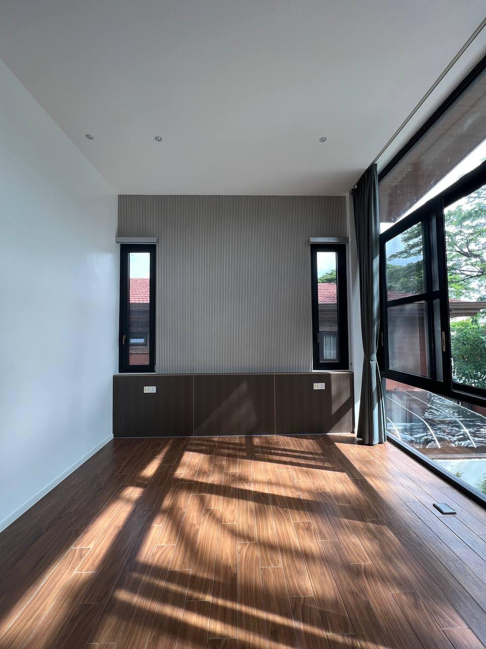 Flexible room with ribbed wall panelling and wood floors
