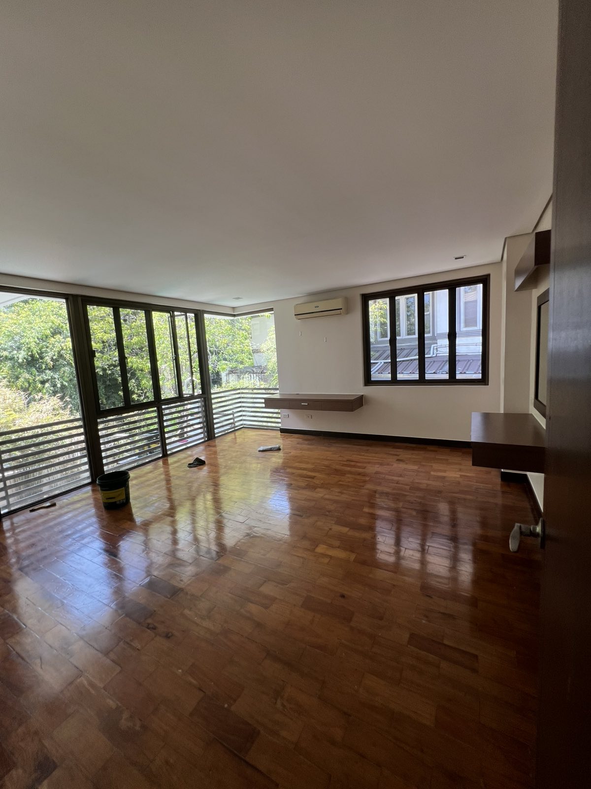 Family room with open wall shelves and floor-to-ceiling windows