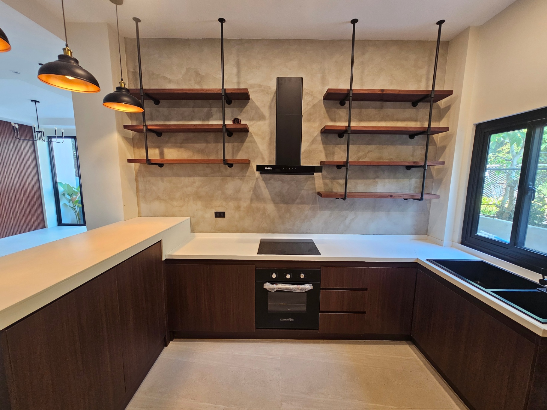 Kitchen with microcement backsplash, built-in oven and induction cooktop