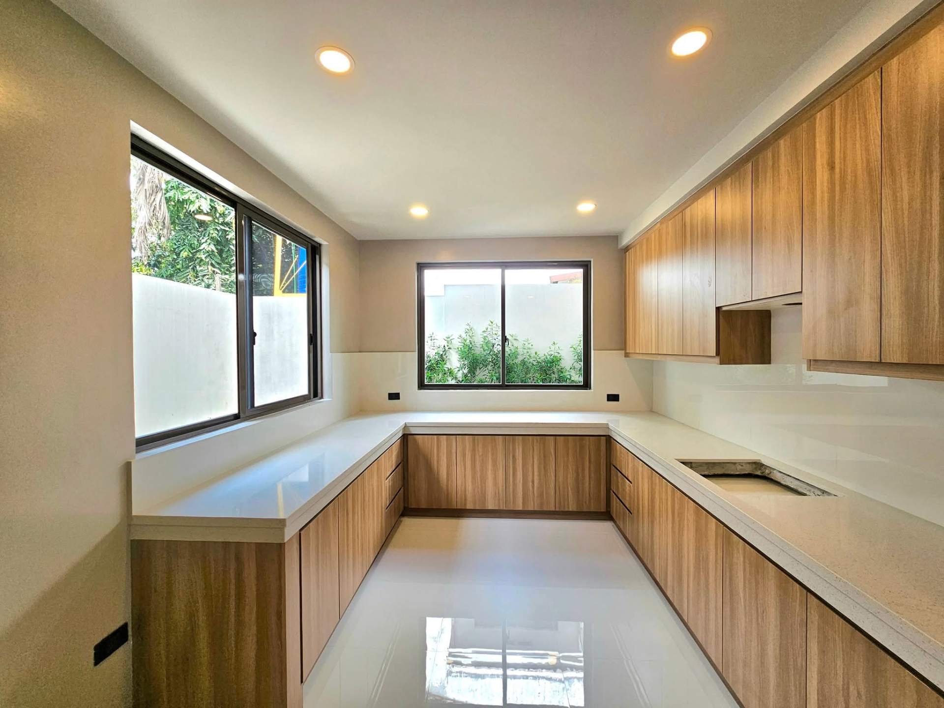 Daily kitchen with U-shaped counters and garden windows
