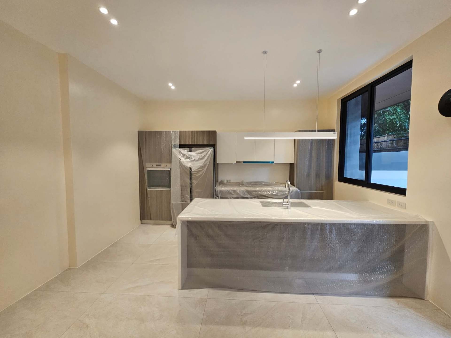VRoque-style kitchen with island and pendant lighting
