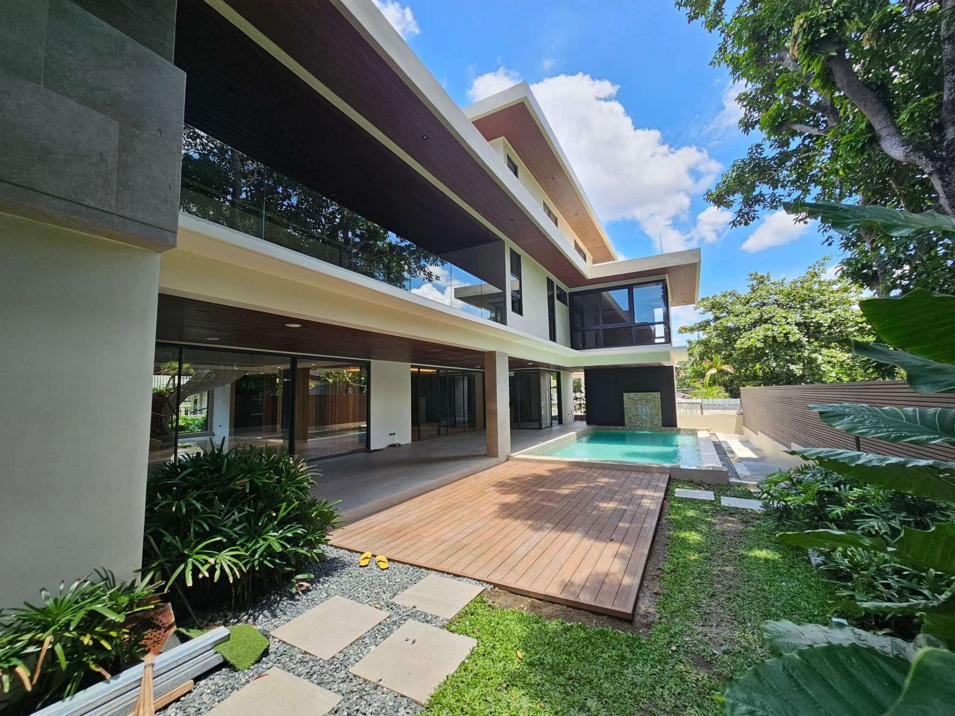 The Grand Corner Manor