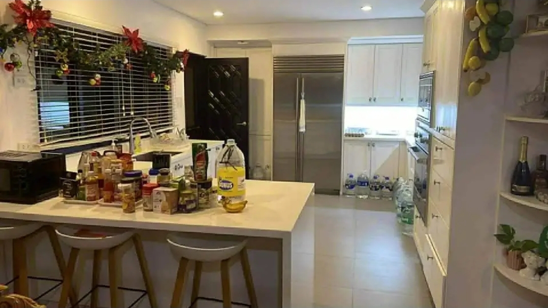 Chef's kitchen with island, breakfast bar, Subzero fridge and Viking range