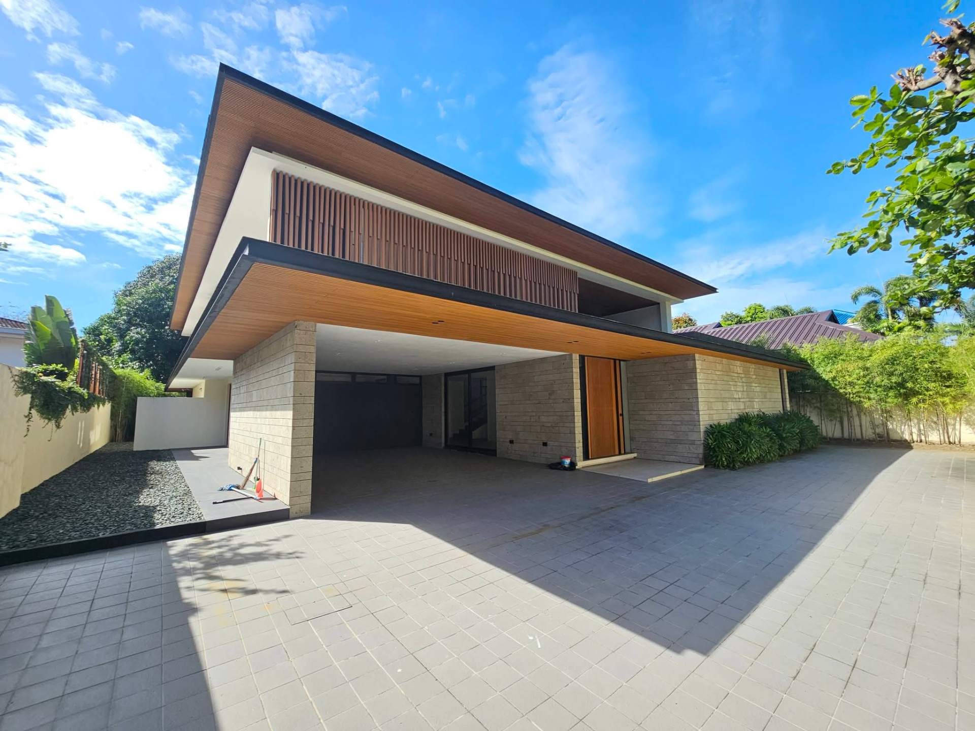 The Modern Tropical Residence