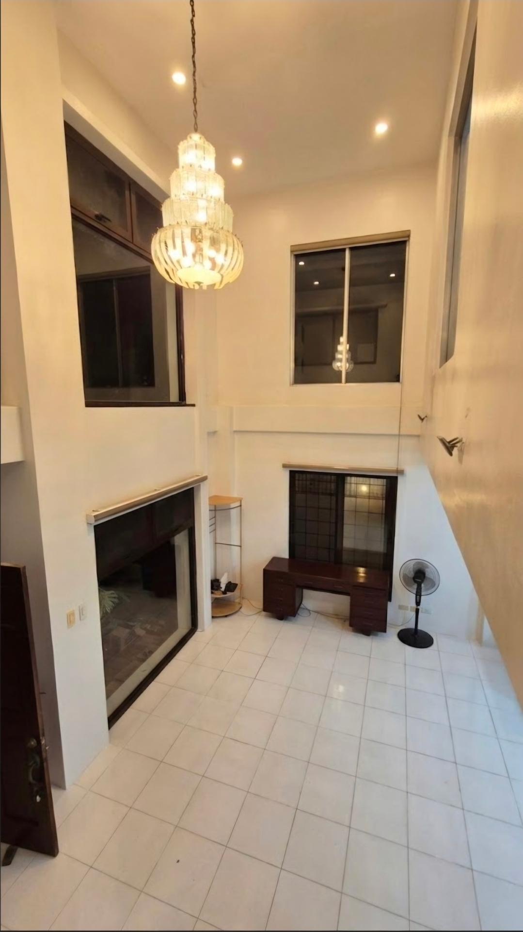Double-height den that can convert to a fourth bedroom