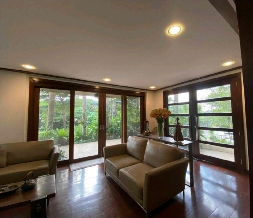 Garden lanai with leather lounge and tropical view